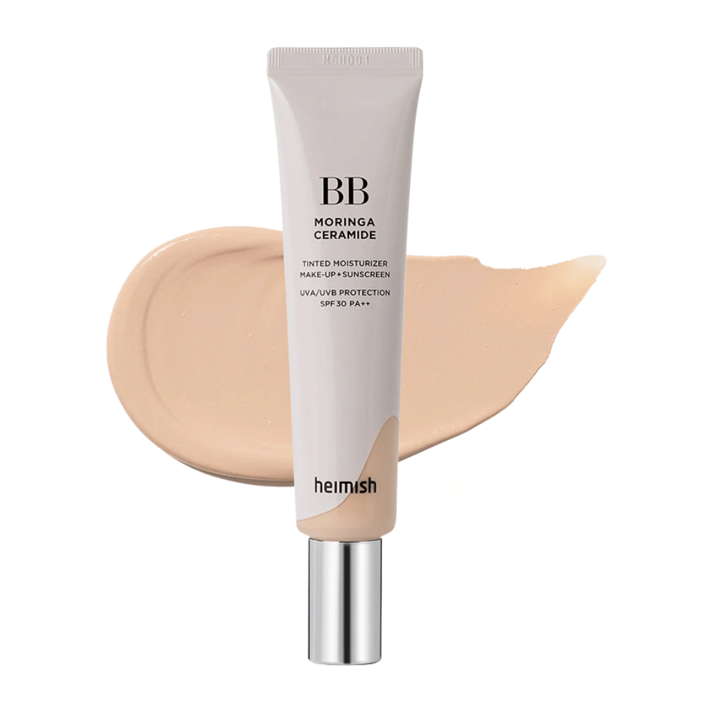 Produktbilde av Heimish Moringa Ceramide BB Cream foran en lys nyanseprøve. Bildet fokuserer på en lysere fargetone og viser den myke, naturlige finishen som BB-kremen gir huden.