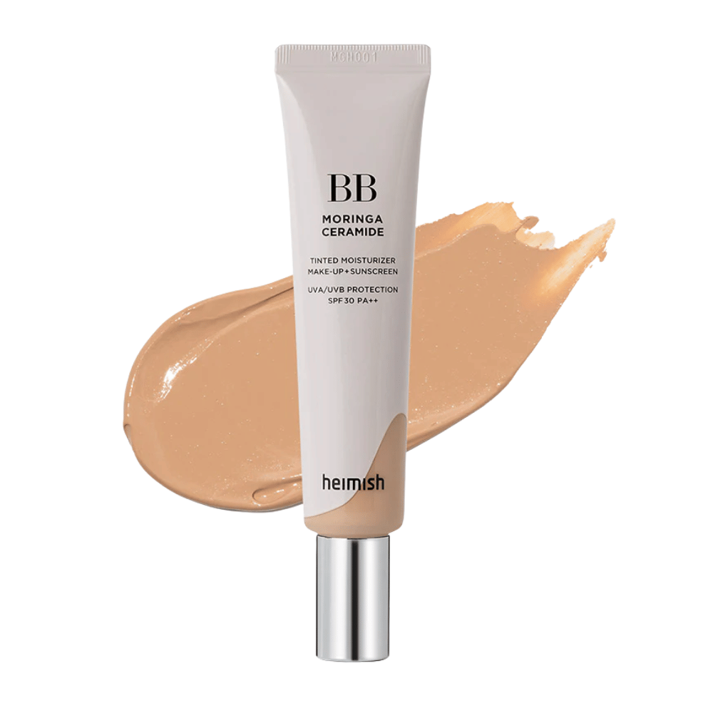 Produktbilde av Heimish Moringa Ceramide BB Cream foran et strøk med beige BB-krem. Bildet fremhever en middels mørk nyanse samt produktets fuktighetsgivende og utjevnende egenskaper.