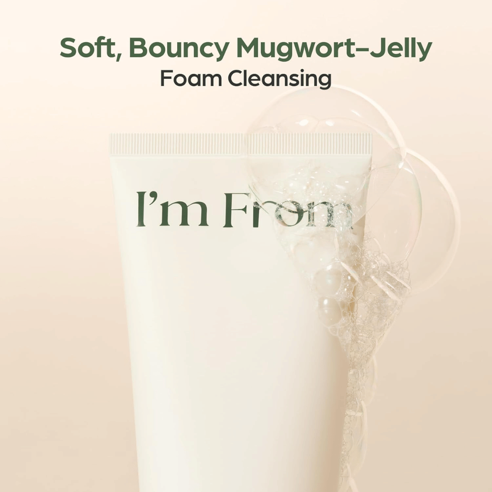 I'm From Mugwort Gel Cleanser med myk gelékonsistens som danner rengjøringsskum. Nærbilde av beige tube med gjennomsiktige skumbobler.