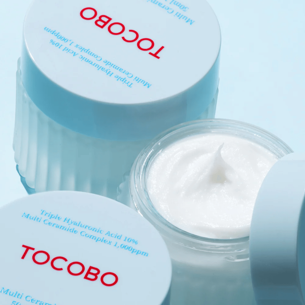 Bildet viser "Multi Ceramide Cream" fra TOCOBO, som er en fuktighetskrem med trippel hyaluronsyre og et kompleks av flere ceramider. Produktet er ment å intensivt fukte og styrke hudens barriere.