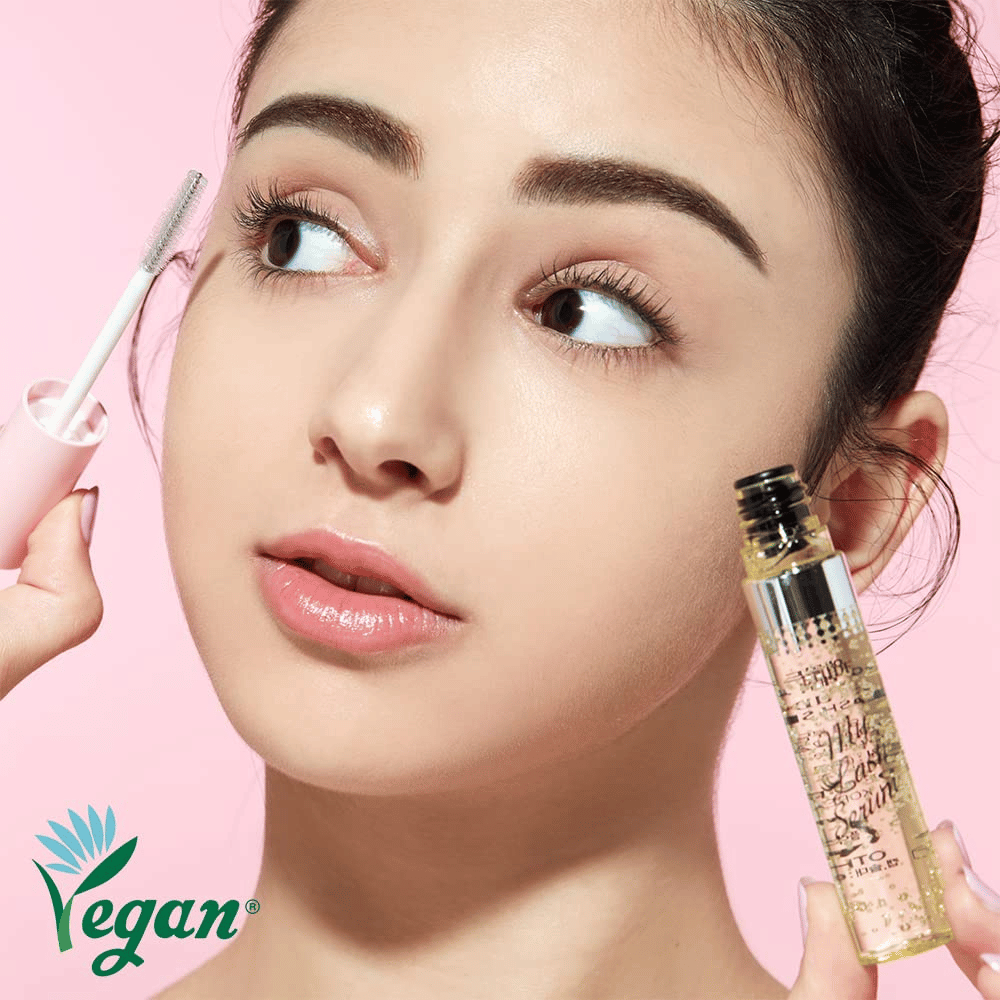 Modell påfører vegansk My Lash Serum med børste på øyevippene – koreansk øyevippeserum som styrker, pleier og fremmer vippens vekst.