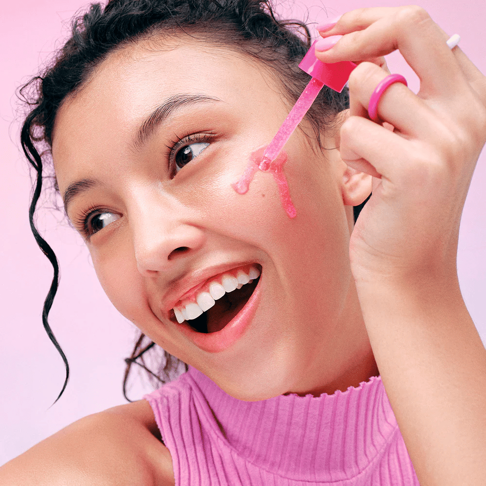 Påføring av EqualBerry NAD+ Peptide Boosting Serum – glødgivende serum med NAD+ og peptider for fastere hud