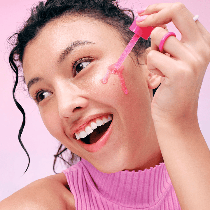 Påføring av EqualBerry NAD+ Peptide Boosting Serum – glødgivende serum med NAD+ og peptider for fastere hud