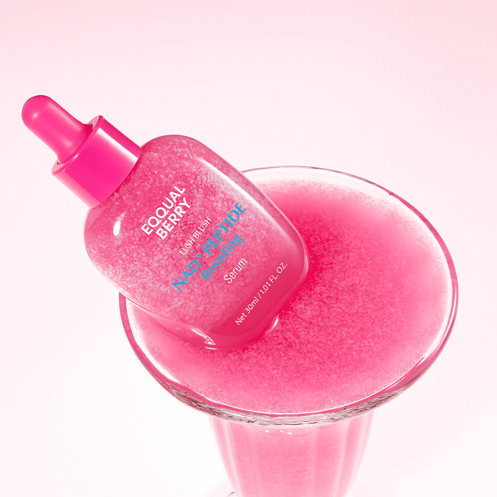 EqualBerry Lush Blush NAD+ Peptide Boosting Serum 30 ml – glødgivende anti-age serum med peptider i kreativ produktbilde