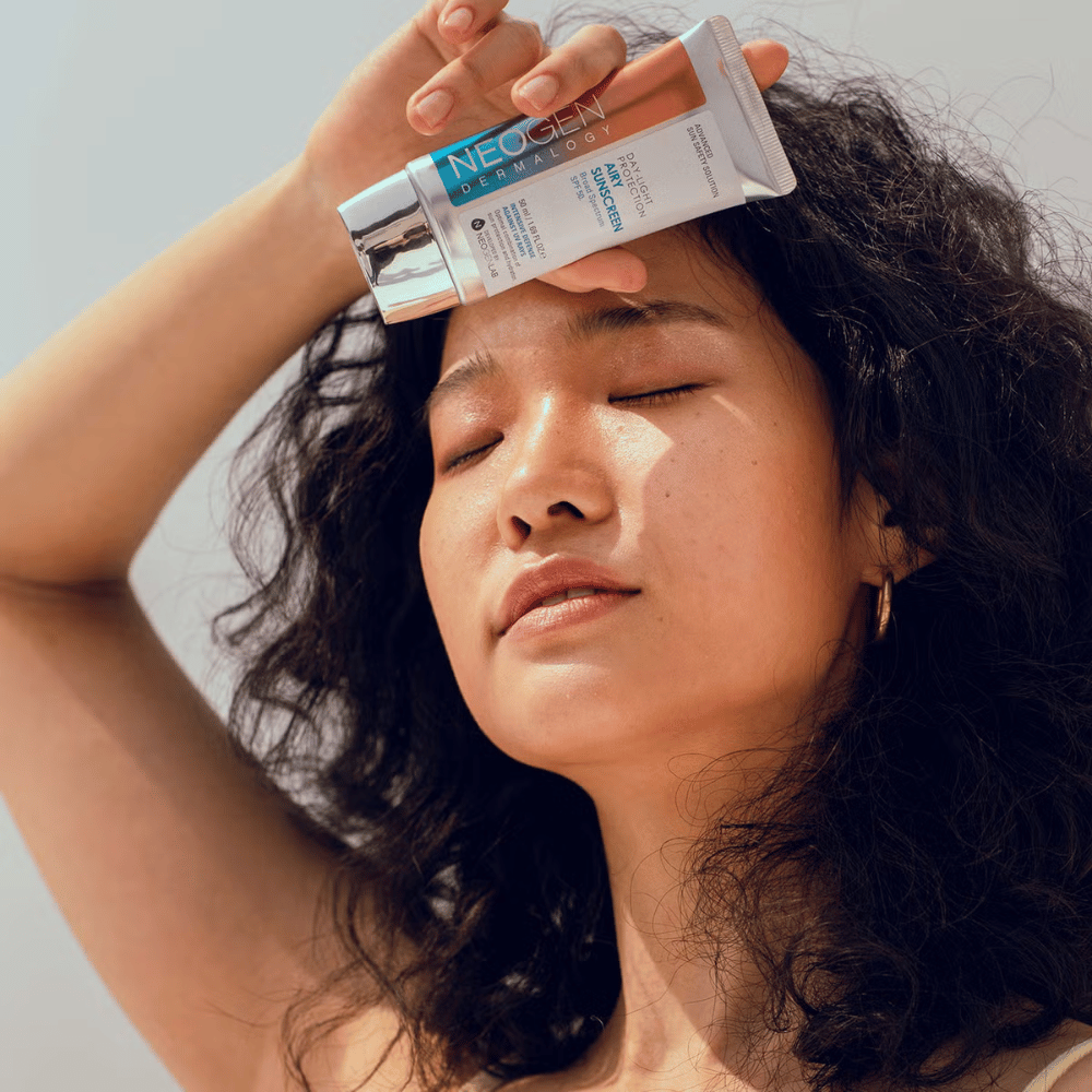 Neogen Dermalogy Day-Light Protection Airy Sunscreen SPF50 50ml – lett solkrem med bredspektret UV-beskyttelse, vist i bruk i sollys.