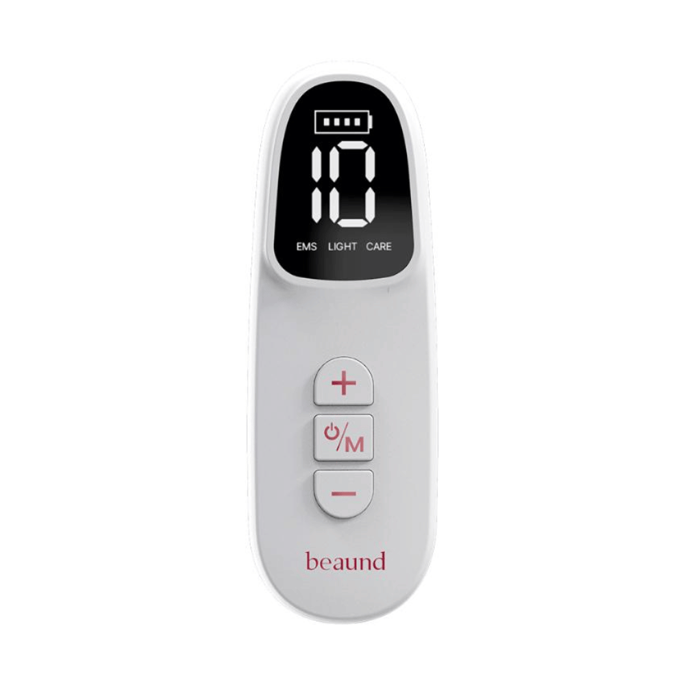 Nærbilde av fjernkontrollen til Beaund Neckcera. Det digitale displayet viser batterinivå og innstillinger for EMS, lysterapi og pleieprogram.