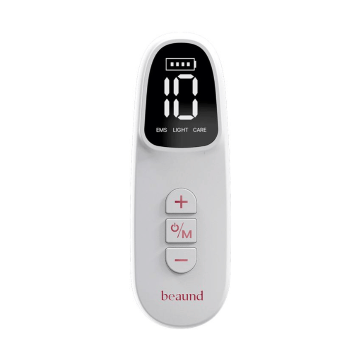 Nærbilde av fjernkontrollen til Beaund Neckcera. Det digitale displayet viser batterinivå og innstillinger for EMS, lysterapi og pleieprogram.