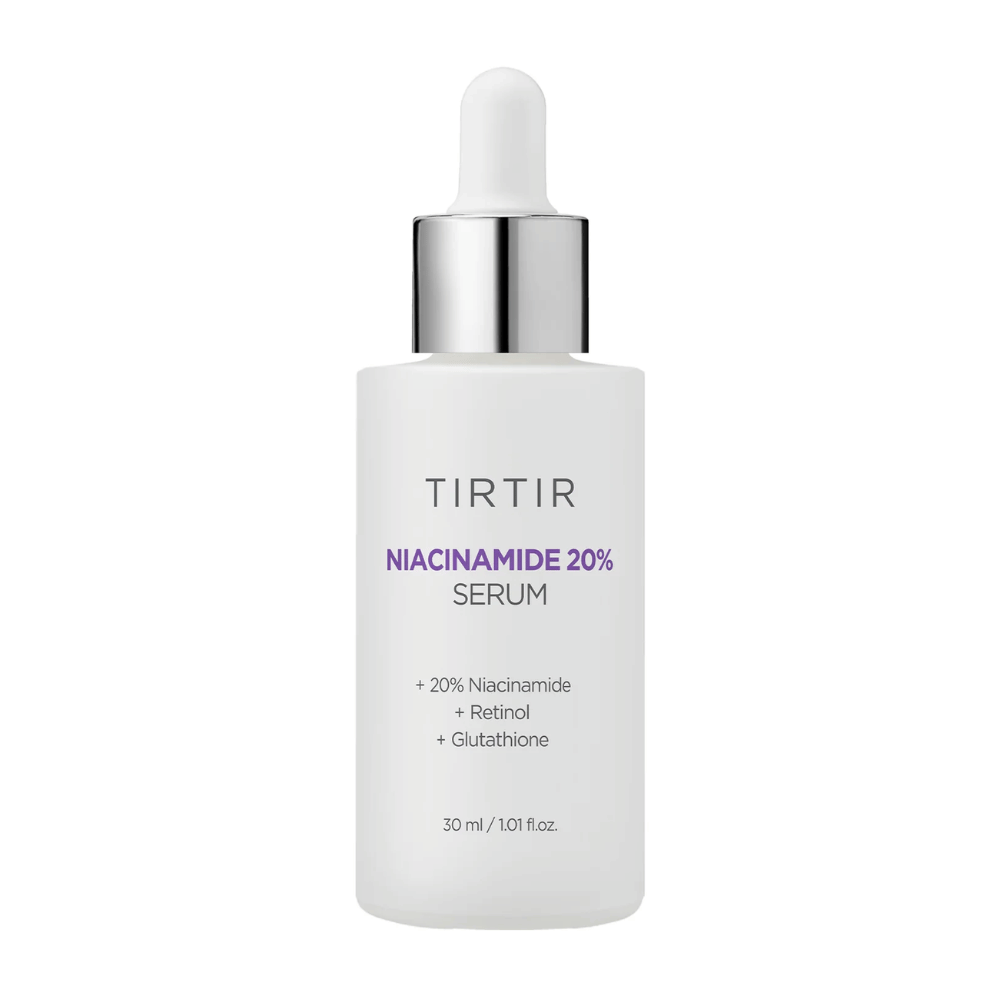 Flasken med Tirtirs "Niacinamide 20% Serum" står på en hvit bakgrunn. Serumet inneholder 20 % niacinamid, retinol og glutation, og er utformet for å forbedre hudens struktur og gi en mer strålende hud. Flaskens innhold er 30 ml.