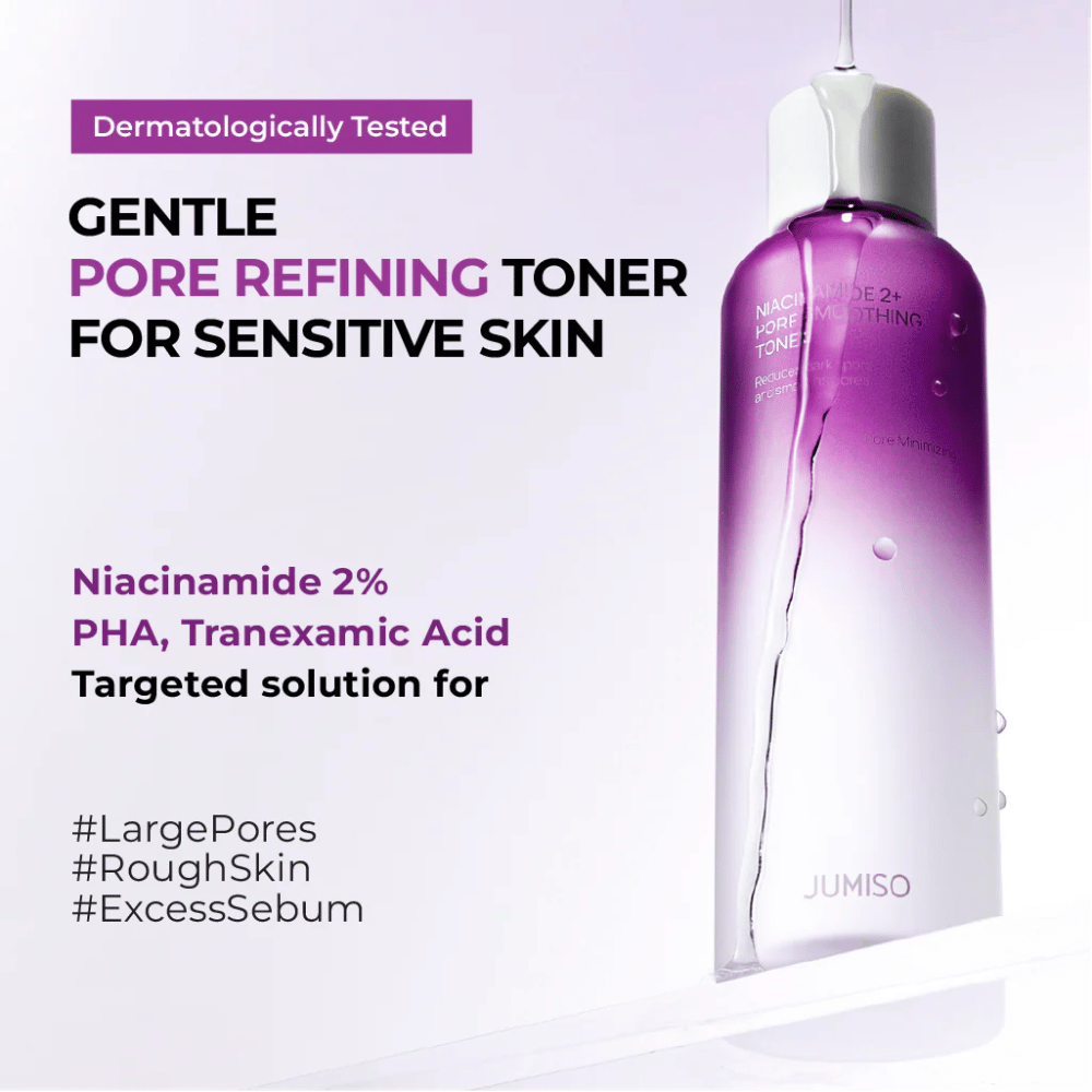 Markedsføringsbilde av toneren med tekst om at produktet er dermatologisk testet og tilpasset sensitiv hud. Fokus ligger på poreforfining, talgkontroll og eksfoliering med niacinamid, PHA og traneksamsyre.