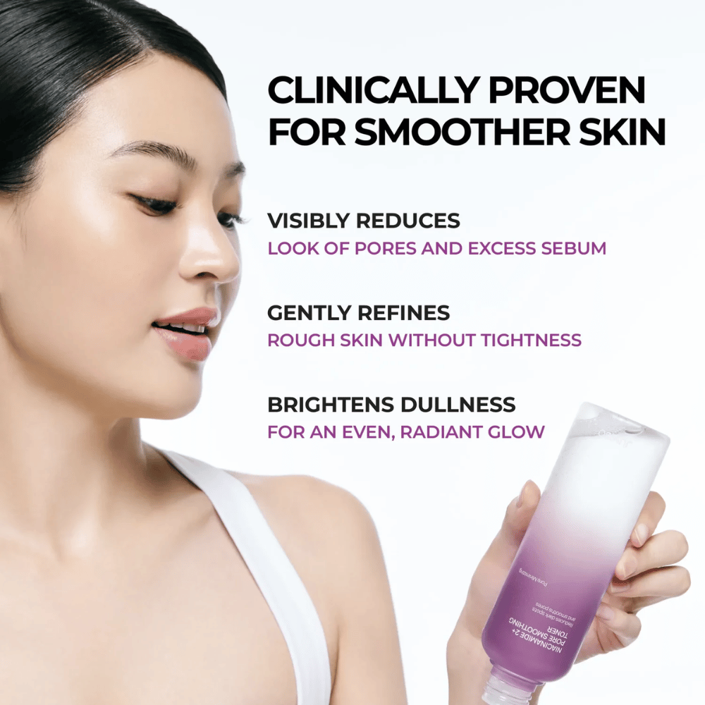 Modell som holder JUMISO Niacinamide 2+ Pore Smoothing Toner ved siden av ansiktet. Bildet fremhever produktets klinisk beviste evne til å redusere synlige porer, jevne ut hudstrukturen og gi huden økt glød.
