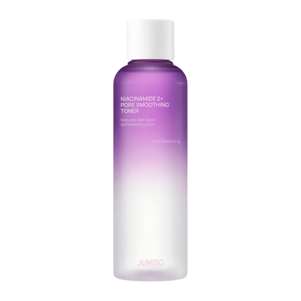 Produktbilde av JUMISO Niacinamide 2+ Pore Smoothing Toner på lys bakgrunn. Den lilla og hvite flasken fremhever produktens fokus på poreforfining, jevnere hudtone og redusert synlighet av mørke flekker.