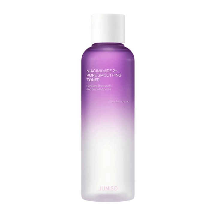 Produktbilde av JUMISO Niacinamide 2+ Pore Smoothing Toner på lys bakgrunn. Den lilla og hvite flasken fremhever produktens fokus på poreforfining, jevnere hudtone og redusert synlighet av mørke flekker.