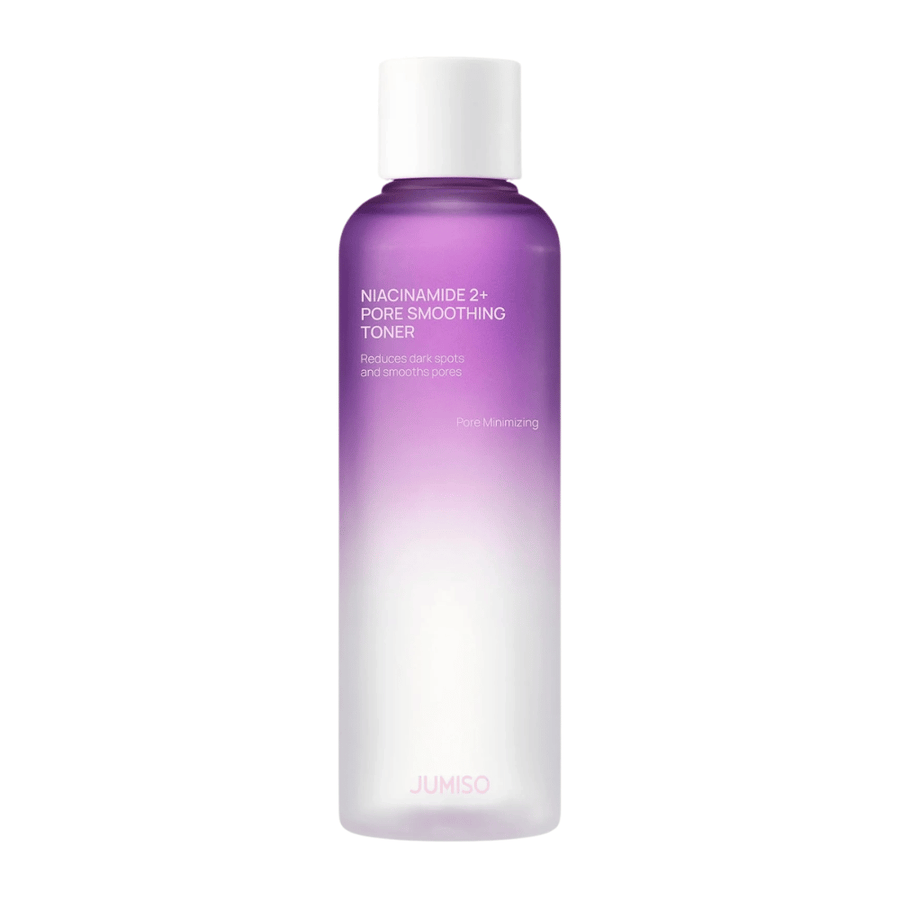 Produktbilde av JUMISO Niacinamide 2+ Pore Smoothing Toner på lys bakgrunn. Den lilla og hvite flasken fremhever produktens fokus på poreforfining, jevnere hudtone og redusert synlighet av mørke flekker.