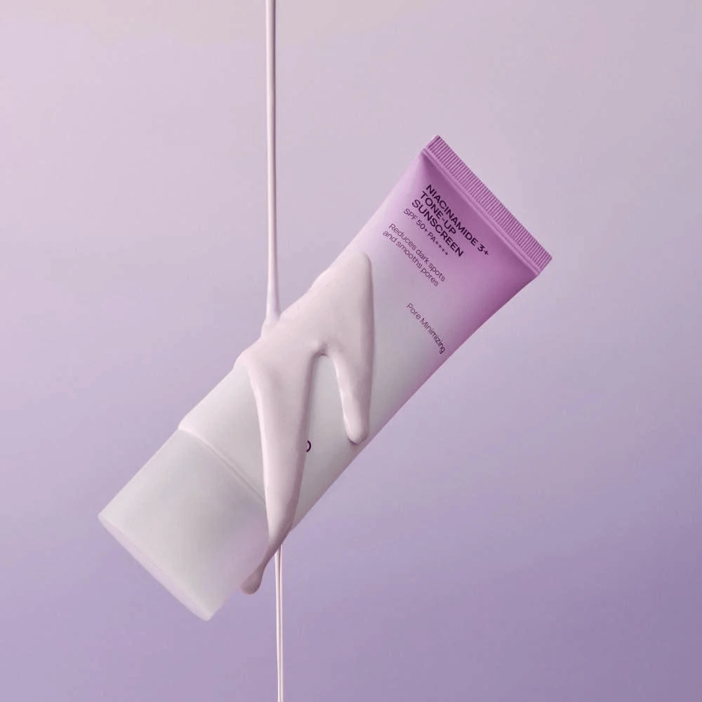 JUMISO Niacinamide 3+ Tone-Up Sunscreen SPF50+ PA++++ med lett formel som gir bredspektret UV-beskyttelse og en opplysende tone-up-effekt.