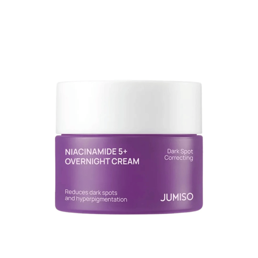 JUMISO Niacinamide 5+ Overnight Cream i lilla krukke mot lys bakgrunn. Nattkrem med niacinamid som hjelper med å redusere pigmentflekker, ujevn hudtone og gi huden en jevnere glød over natten.