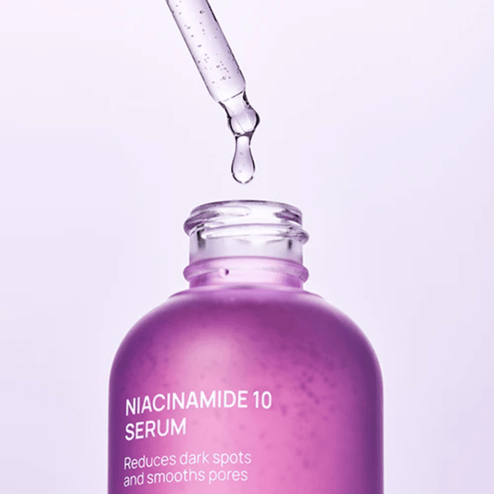 Närbild på flaska och pipett med Jumiso Niacinamide 10 Serum. Transparent dropp av lätt formula som absorberas snabbt i huden.