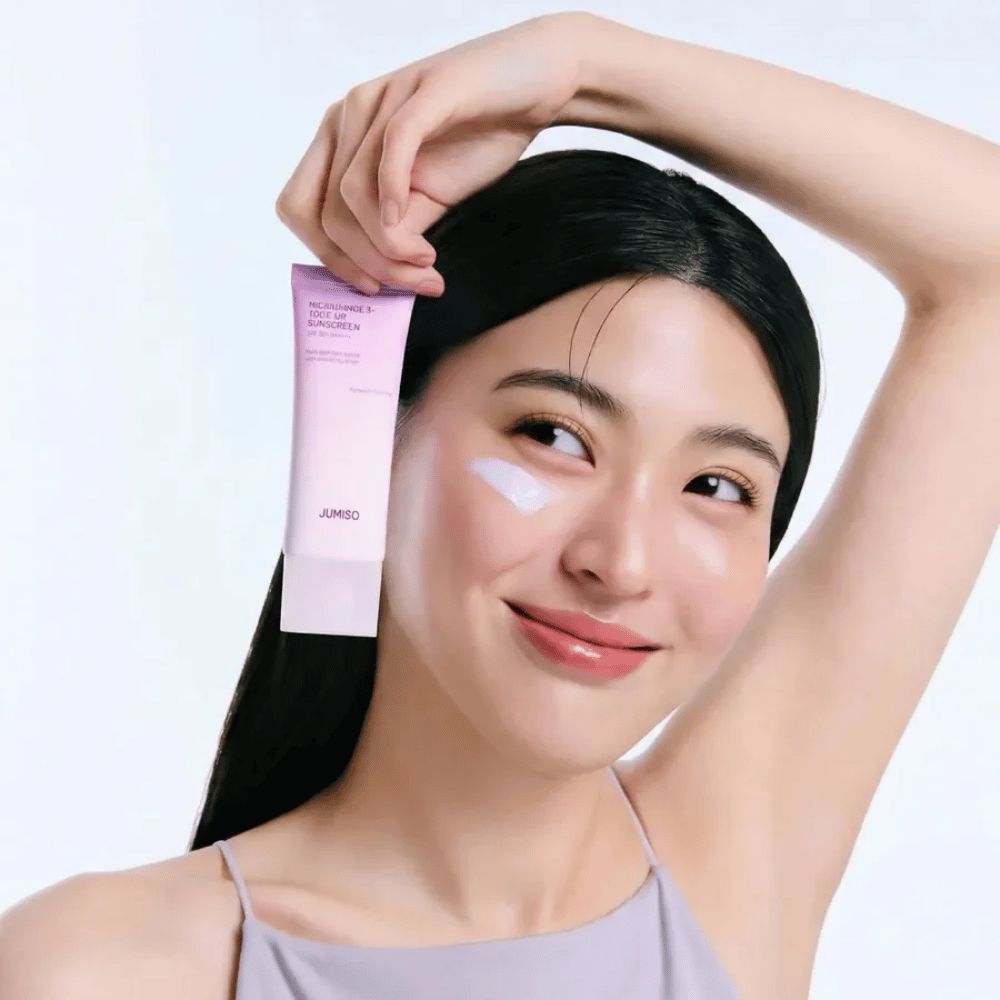Modell holder JUMISO Niacinamide 3+ Tone-Up Sunscreen SPF50+ PA++++ – solkrem med niacinamid som jevner ut hudtonen og beskytter huden.