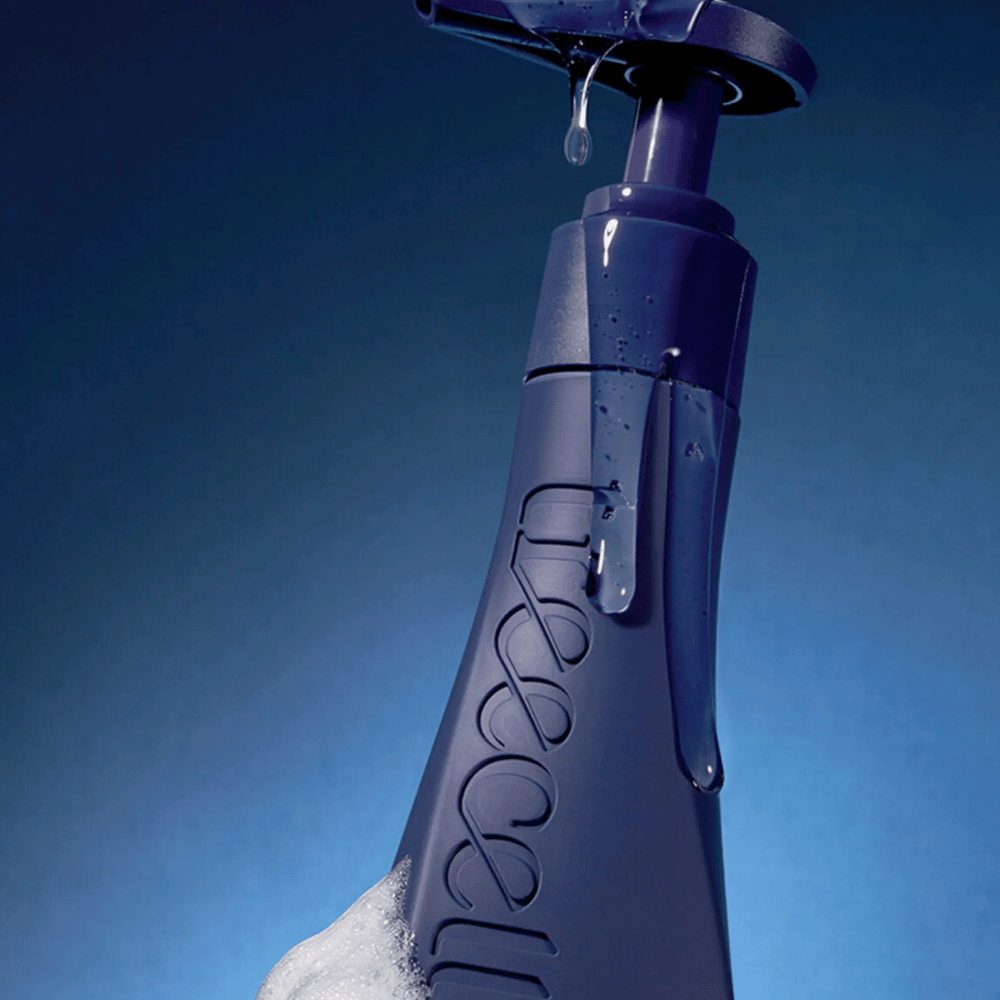 Mørkt og eksklusivt produktbilde av Treecell Night Collagen Shampoo med vanndråper og skum som fremhever fuktighetsgivende og rensende egenskaper.