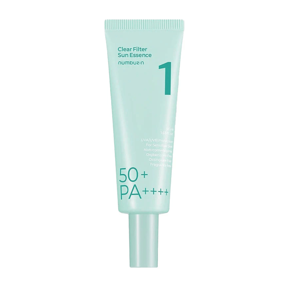 En lyseblå tube med No.1 Clear Filter Sun Essence SPF 50+ PA++++. Den er designet for sensitiv hud og tilbyr høy beskyttelse mot både UVA- og UVB-stråler. Produktet er fri for komedogene ingredienser, oksybenzon, oktinoxat og parfyme. Tuben inneholder 50 ml.