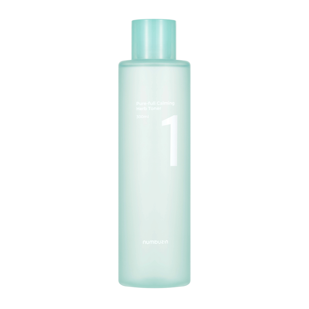 En flaske med No.1 Pure-Full Calming Herb Toner i et transparent lyseblått design. Flasken har en lyseblå kork og en etikett med teksten "Pure-full Calming Herb Toner" samt "300ml". Produktet har et minimalistisk utseende og gir et friskt og beroligende inntrykk.