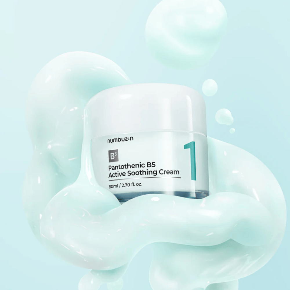 Numbuzin No.1 Pantothenic B5 Active Soothing Cream 80 ml i lysegrønn boks med hvitt lokk, omgitt av myke bølger av lysegrønn kremet tekstur mot lyseblå bakgrunn.
