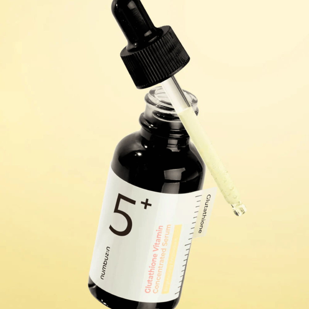 Flaske med pipette av Numbuzin No.5+ Glutathione Vitamin Concentrated Serum. Lett formel for klarere og strålende hud.