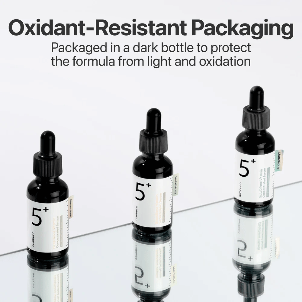 Tre flasker Numbuzin No.5+ Glutathione Vitamin Concentrated Serum i mørk emballasje som beskytter mot oksidasjon.