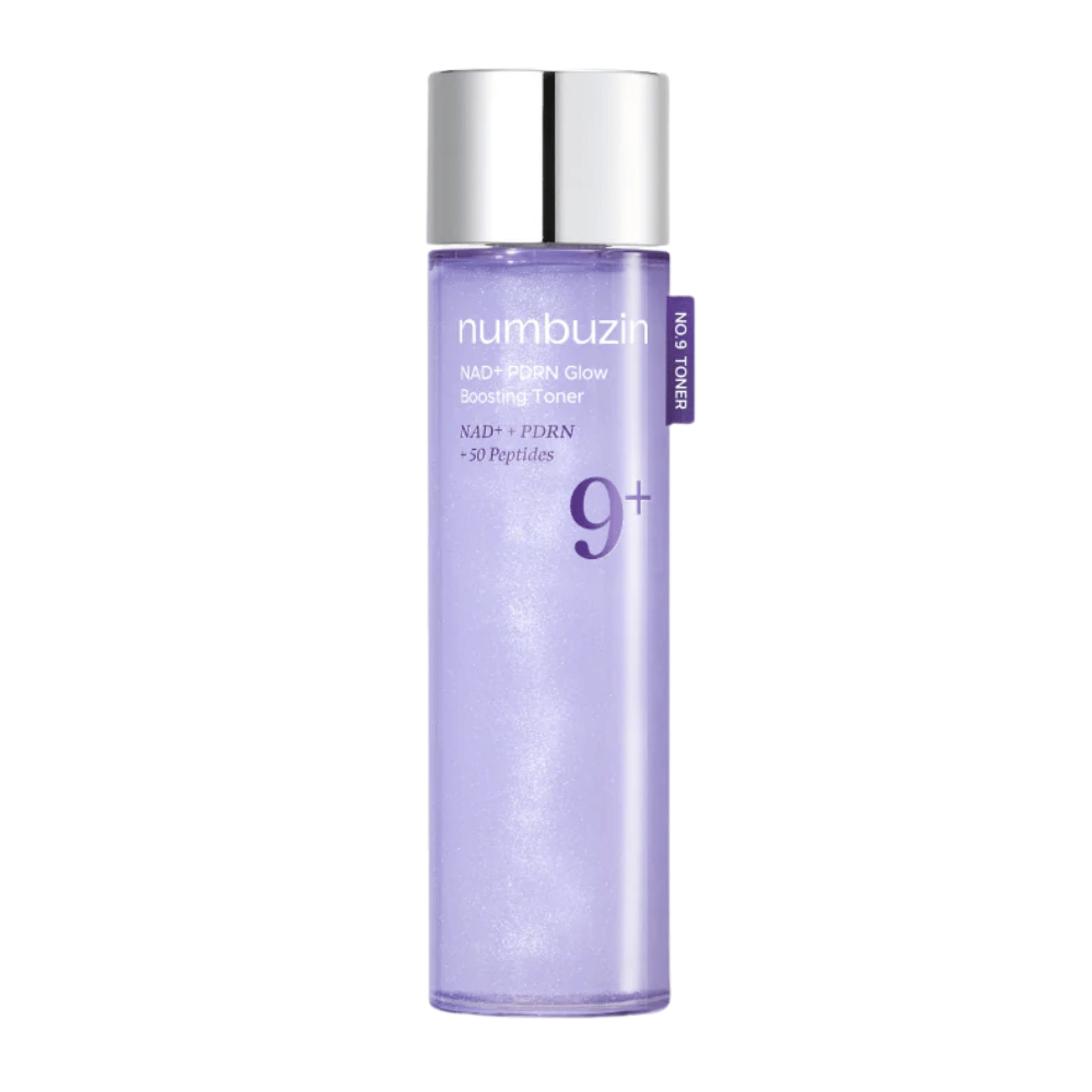 Ren produktbilde på Numbuzin No.9 NAD+ PDRN Glow Boosting Toner i lilla flaske med sølvlokk – for fastere og strålende hud.