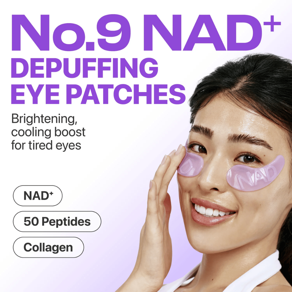 Kvinne med numbuzen No.9 NAD+ Collagen Eye Patches under øynene – avkjølende og oppstrammende effekt for trøtte øyne.