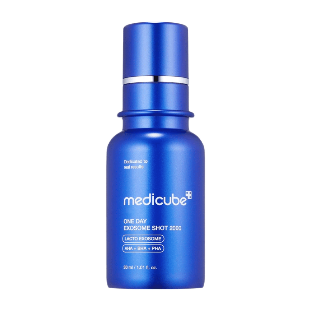 Med Medicube One Day Exosome Shot Pore Ampoule 2000 får du en effektiv løsning for porereduksjon og hudfornyelse. Beriket med Lacto Exosome og AHA, BHA og PHA eksfolierer den skånsomt samtidig som den forbedrer hudens struktur og fukter dypt.