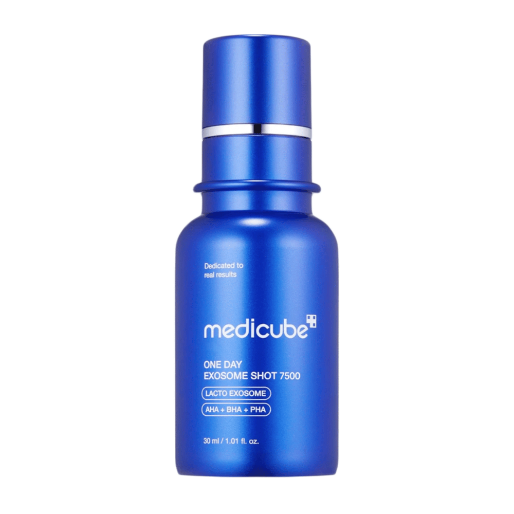 Medicube One Day Exosome Shot 7500 er en avansert ampull beriket med Lacto Exosome og AHA, BHA, PHA for intensiv hudpleie. Designet for å forbedre hudens struktur og redusere synlige porer. Passer erfarne brukere med en konsentrasjon på 7 500 PPM.