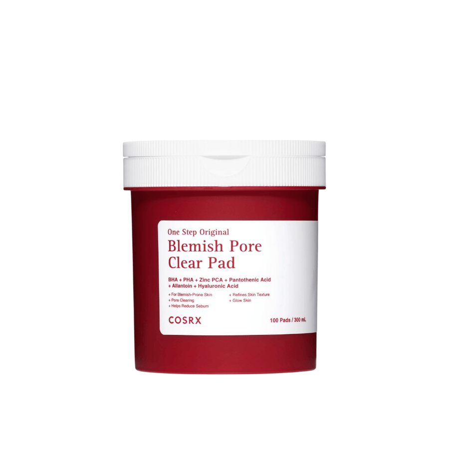 Frilagt produktbilde av COSRX One Step Original Blemish Pore Clear Pad i rød og hvit emballasje mot lys bakgrunn.
