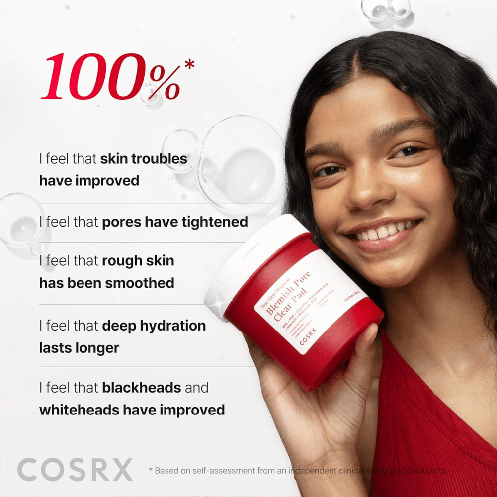 Modell holder COSRX One Step Original Blemish Pore Clear Pad med fokus på forbedret hudtekstur, porer, fuktighet og reduserte urenheter.