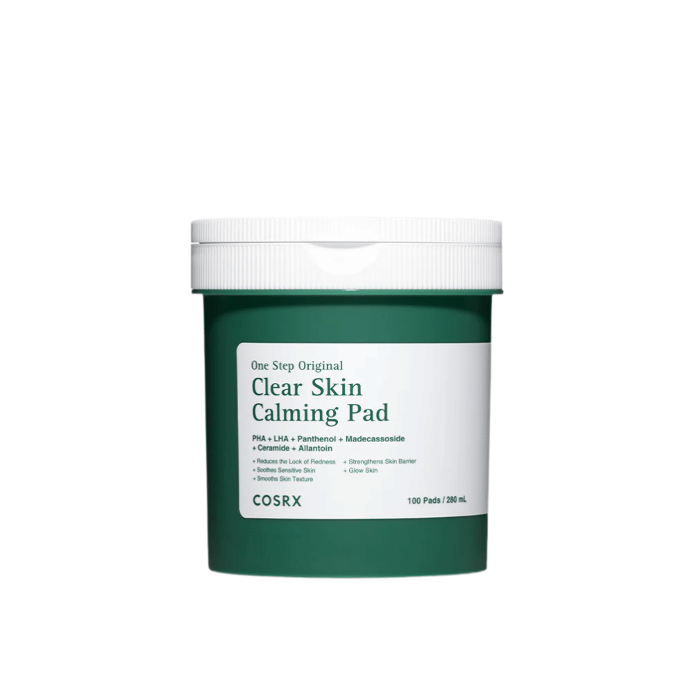 Frilagt produktbilde av COSRX One Step Original Clear Skin Calming Pad i grønn emballasje mot lys bakgrunn.