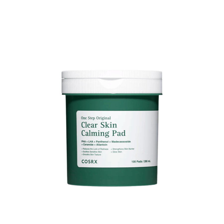 Frilagt produktbilde av COSRX One Step Original Clear Skin Calming Pad i grønn emballasje mot lys bakgrunn.