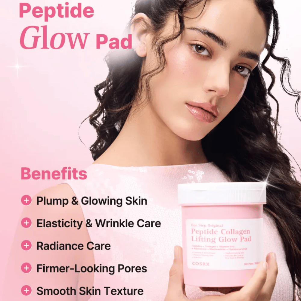 Modell holder COSRX Peptide Collagen Lifting Glow Pad med fokus på glow, fasthet, hudelasticitet og forbedret hudstruktur.