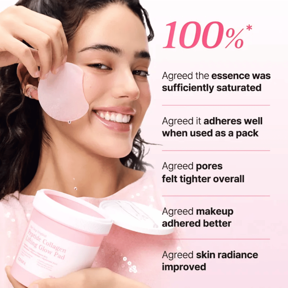 Modell bruker COSRX Peptide Collagen Lifting Glow Pad med fokus på fuktighet, glow og forbedret hudelasticitet.