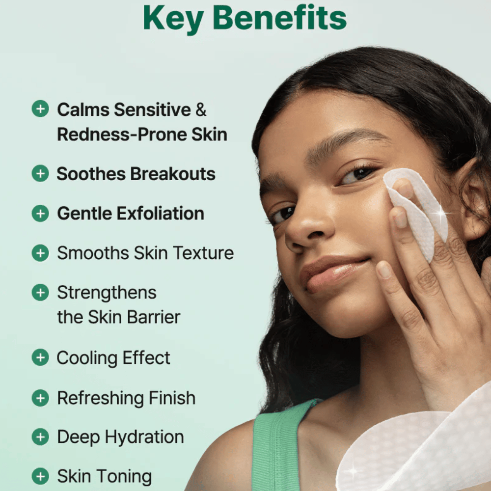 Modell påfører COSRX One Step Original Clear Skin Calming Pad med fokus på beroligende effekt, eksfoliering og fuktighet for sensitiv hud.