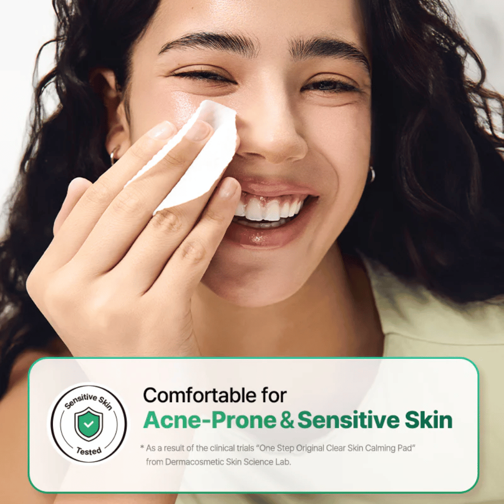 Modell bruker COSRX One Step Original Clear Skin Calming Pad på huden med fokus på sensitiv og akneutsatt hud.