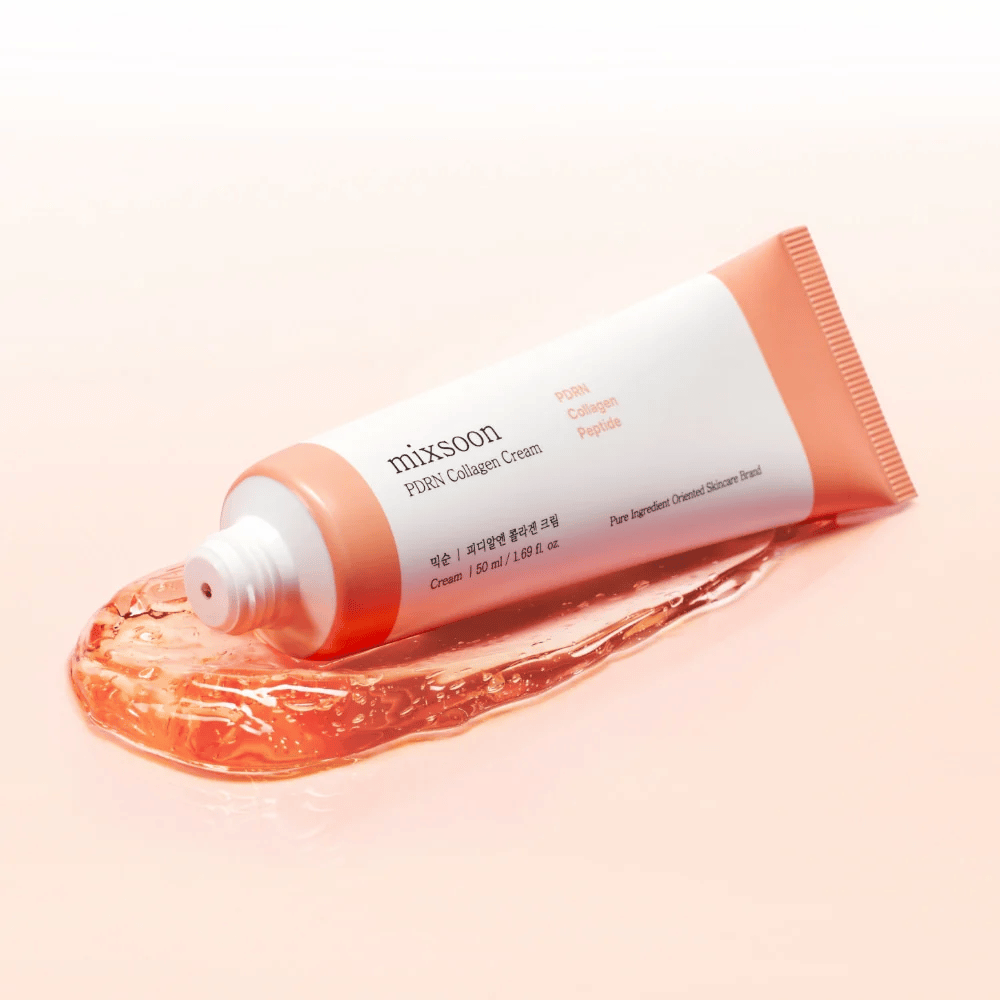 Mixsoon PDRN Collagen Cream på en myk tonet bakgrunn med transparent formel. Produktet gir intens fuktighet og forbedret hudstruktur.