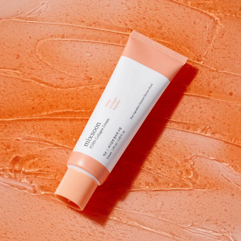 Mixsoon PDRN Collagen Cream ligger på en glansfull oransje bakgrunn. En nærende ansiktskrem med PDRN, kollagen og peptider for fastere hud.