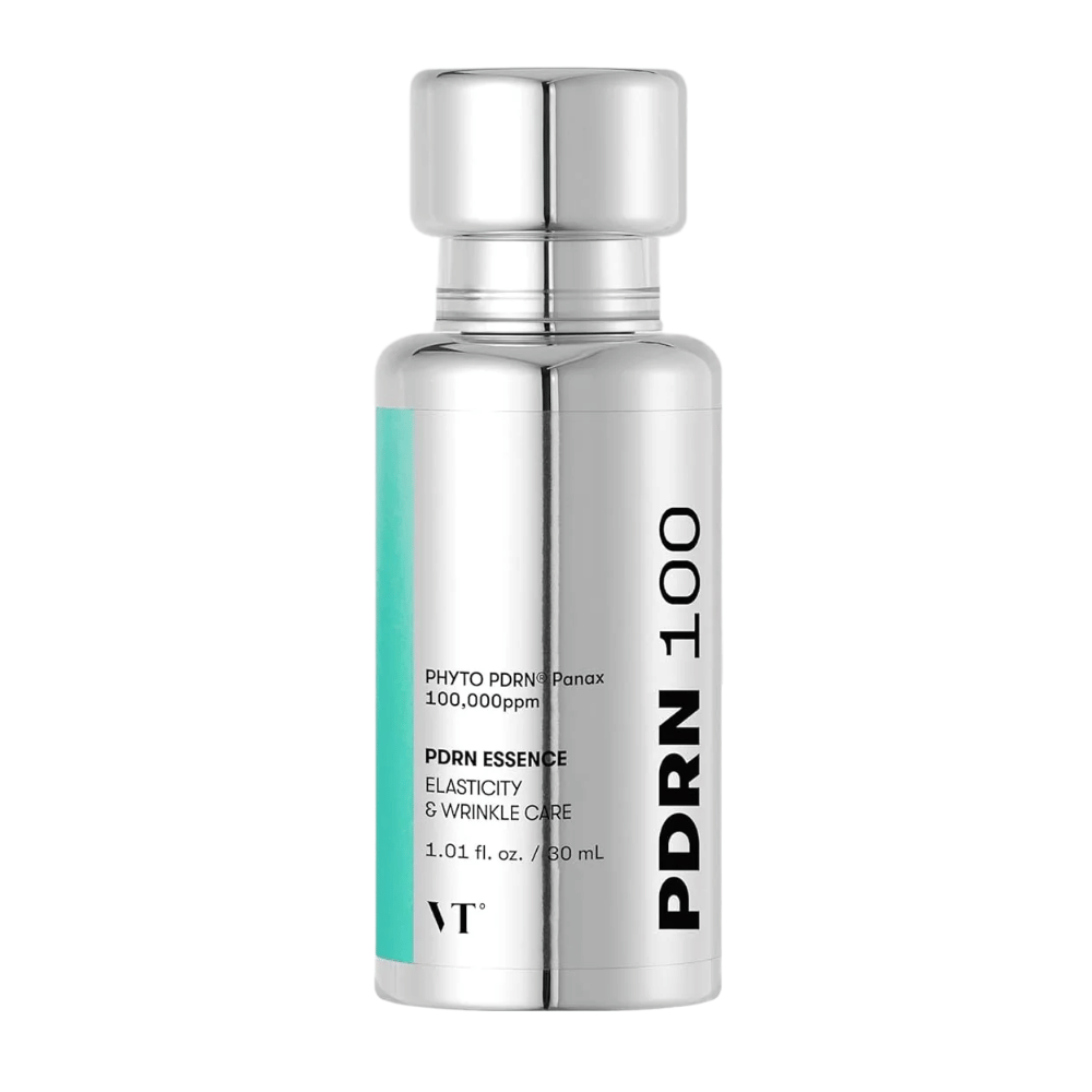 VT PDRN 100 Essence i en sølvfarget flaske med tekst som angir innhold: 100,000 ppm PHYTO PDRN® Panax for elastisitet og rynkepleie. Flasken rommer 30 ml og har et elegant, speilblankt design.