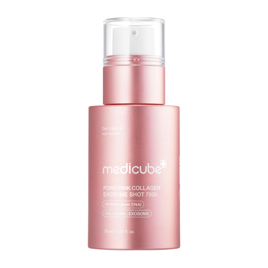 Produktbilde av Medicube PDRN Pink Collagen Exosome Shot 7500 i rosa flaske mot lys bakgrunn. Serum med PDRN, kollagen og eksosomer som er utviklet for hudpleie med fokus på glød, fuktighet og hudfornyelse.
