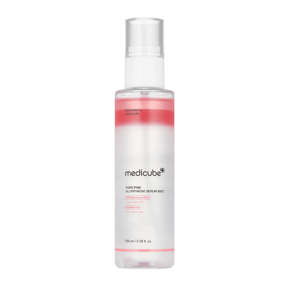 Medicube PDRN Pink Glutathione Serum Mist – ansiktsspray i gjennomsiktig flaske med rosa lag, designet for glød, fuktighet og forbedret hudelasticitet.