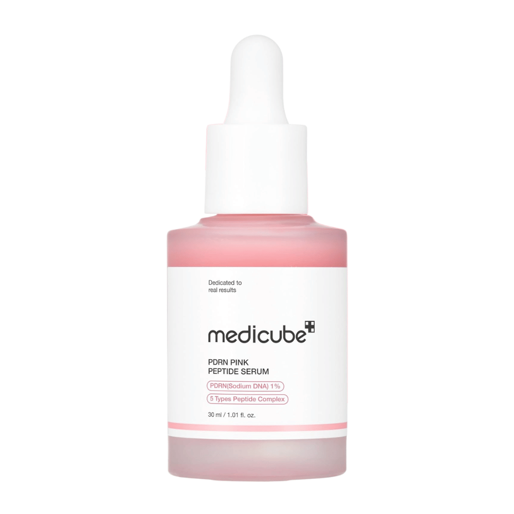 Medicube PDRN Pink Peptide Serum 30 ml, rosa ansiktsserum med 1 % PDRN og peptider i glassflaske med hvit pipette mot hvit bakgrunn.
