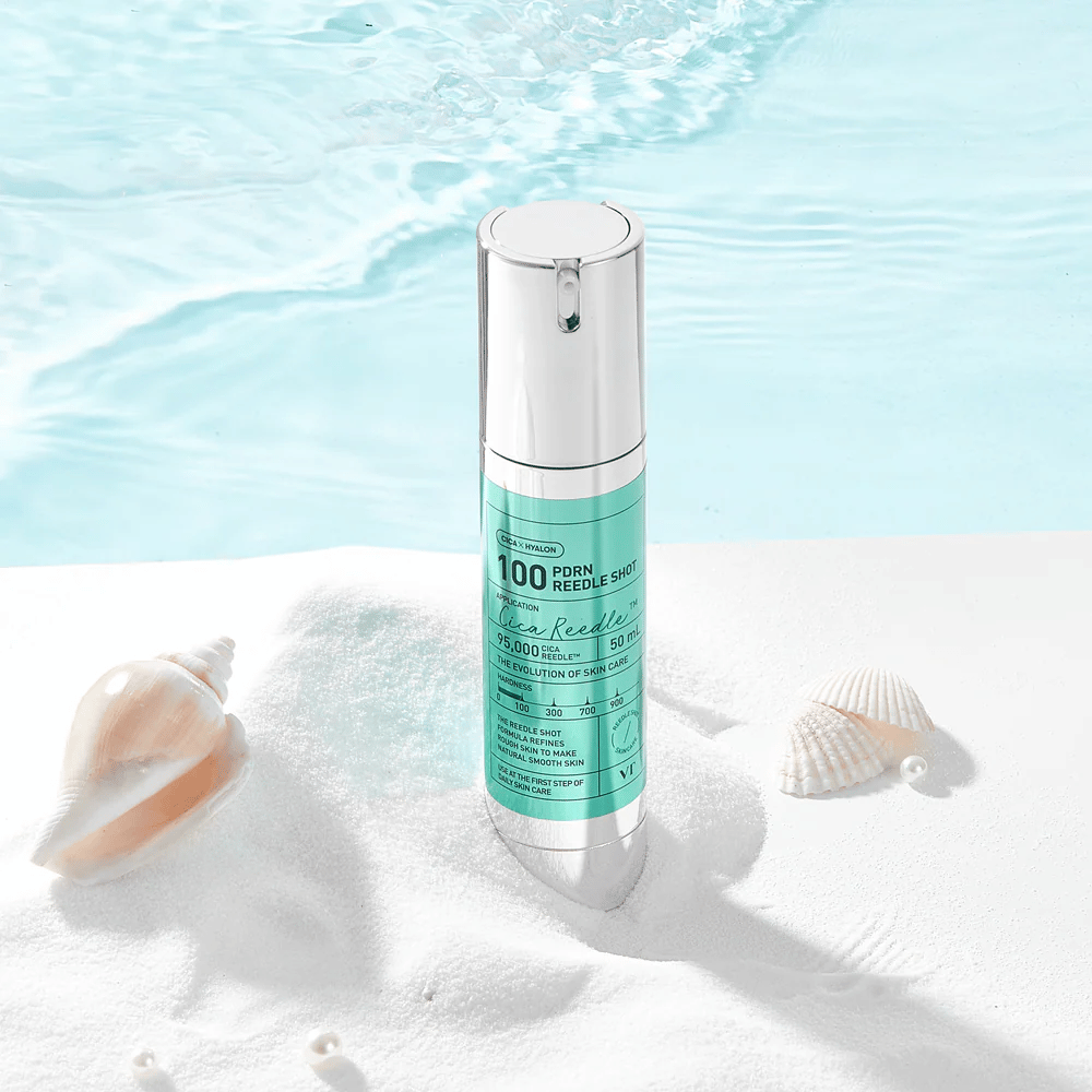 VT Cosmetics PDRN Reedle Shot 100 produkt plassert i sandmiljø med havtema som symboliserer fuktighet, beroligende effekt og hudforbedring