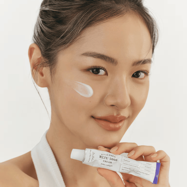 Dr. Althea Reju 5000 Cream PDRN 5000ppm påført huden – beroligende og barriereforsterkende ansiktskrem for sensitiv hud
