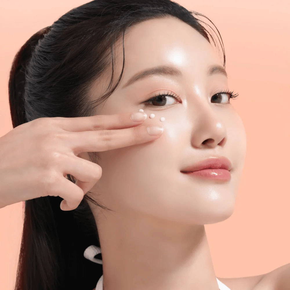 Person påfører Mixsoon PDRN Collagen Eye Serum under øynene. Serumet lysner opp, reduserer hevelse og styrker hudens fasthet.