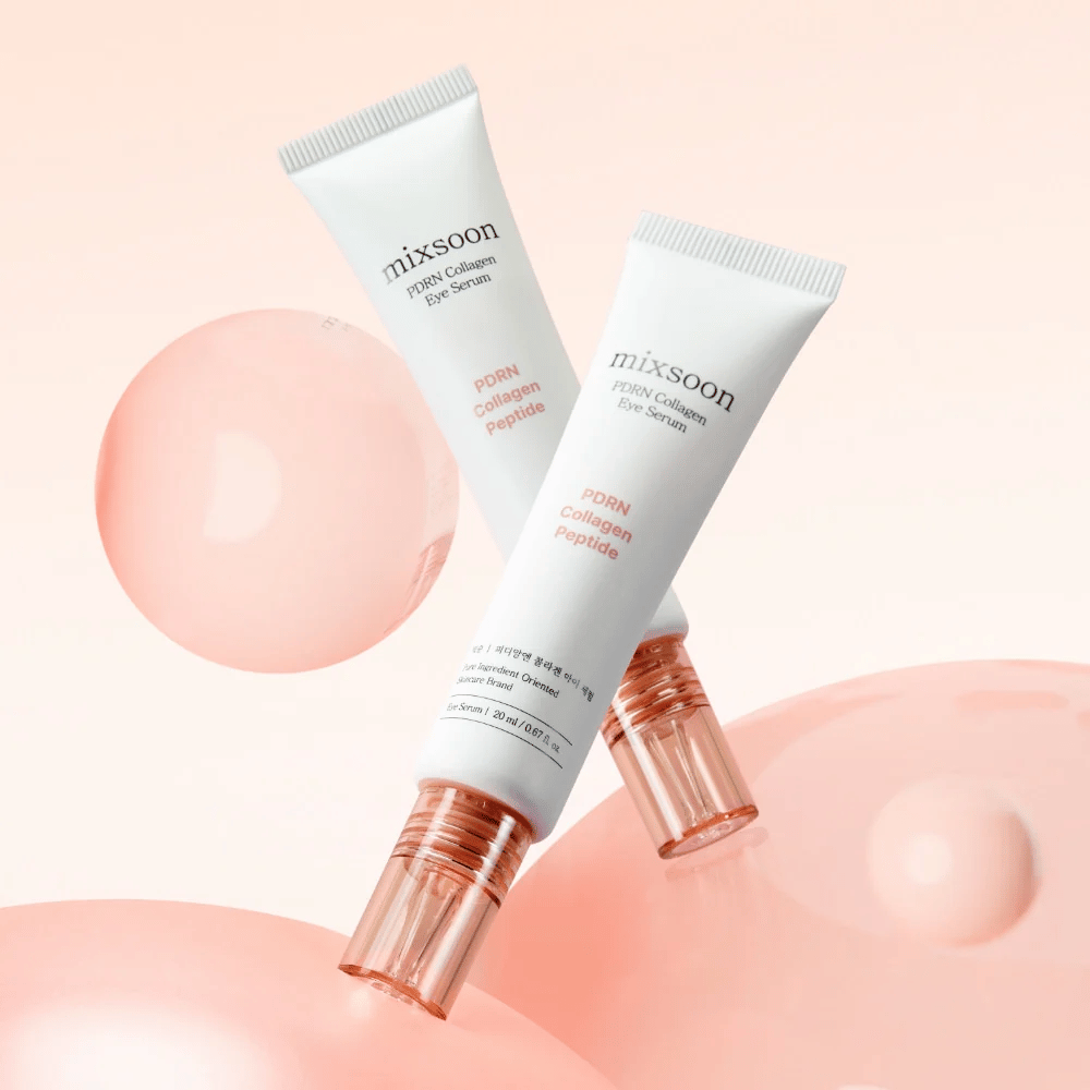 Mixsoon PDRN Collagen Eye Serum mot en bakgrunn med rosa bobler. Et glødgivende øyeserum med PDRN, kollagen og peptider.