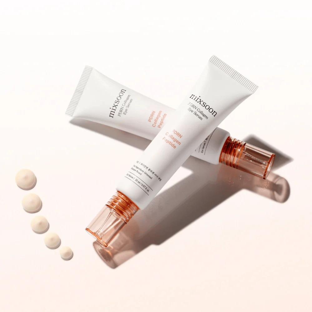 To tuber av Mixsoon PDRN Collagen Eye Serum ligger krysset med små dråper av serumet. En lett øyebehandling som fukter og jevner ut linjer.